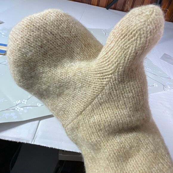 Craft fair handmade wool mittens. - Picture 4 of 10